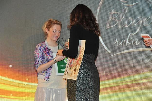 Veronika Marešová předává cenu vítězce kategorie FOOD.