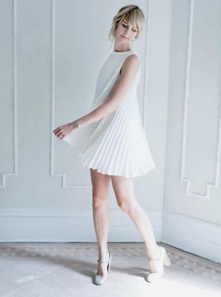 Bílé plisé šaty