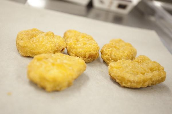 Chicken McNuggets jsou z kuřecích prsou