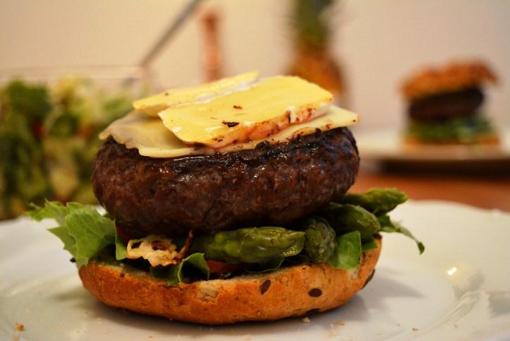 Low carb burger se zeleným chřestem